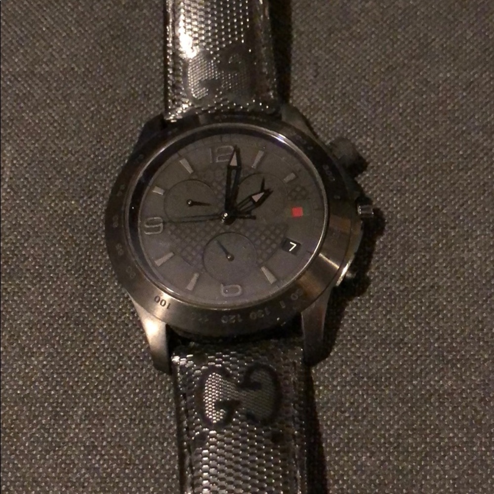 Gucci 500 mens leather watch Swiss made